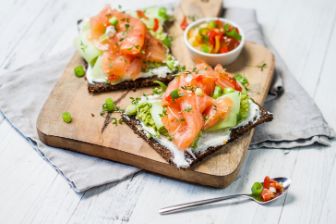 roggebrood-met-Bettine-geitenkaasspread,-avocadospread-en-gerookte-zalm